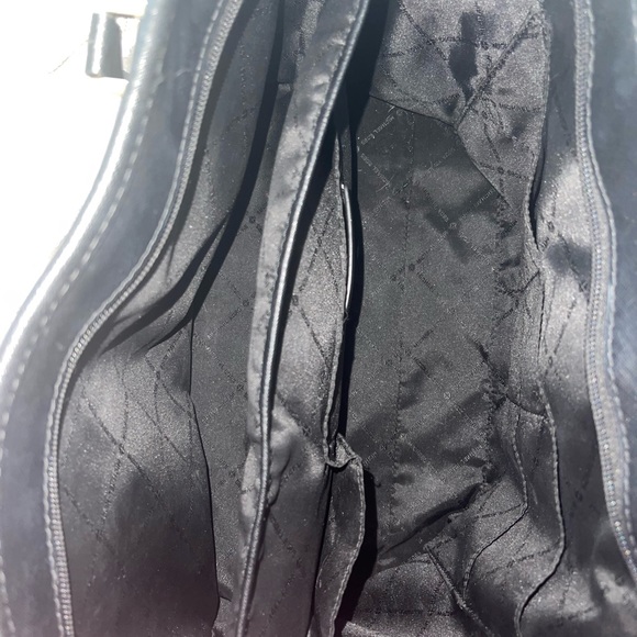 Jet Set Medium Saffiano Leather Top-Zip Tote Bag - Picture 11 of 14